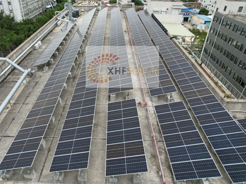 Montaggio solare su tetto piano in cemento