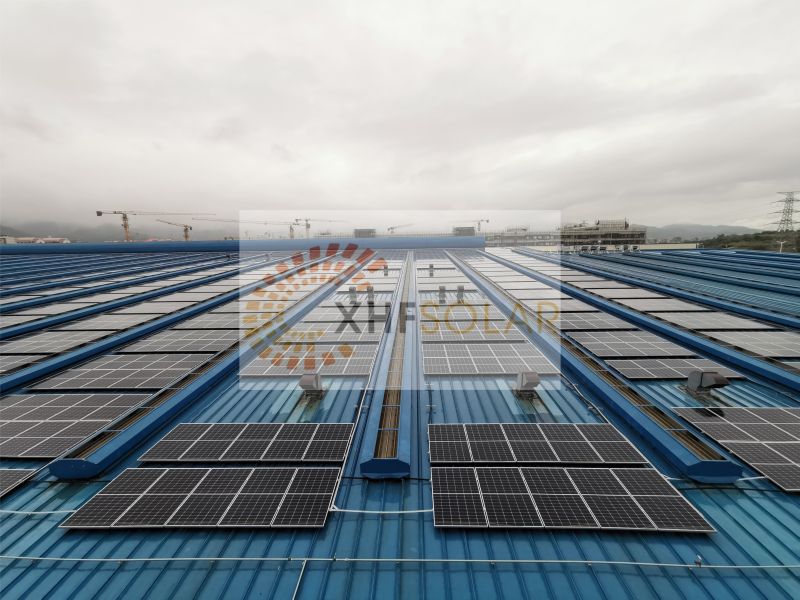 Sistema solare per montaggio su tetto aggraffato