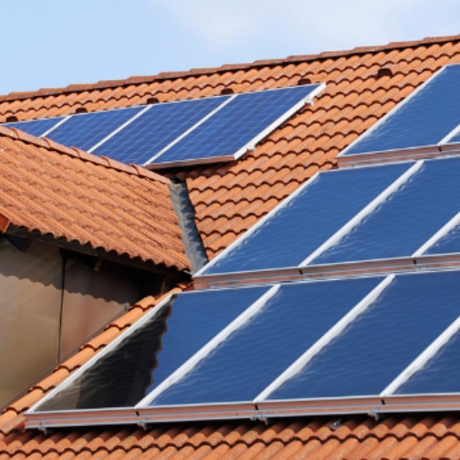 La California riduce i sussidi per le case con tetto solare